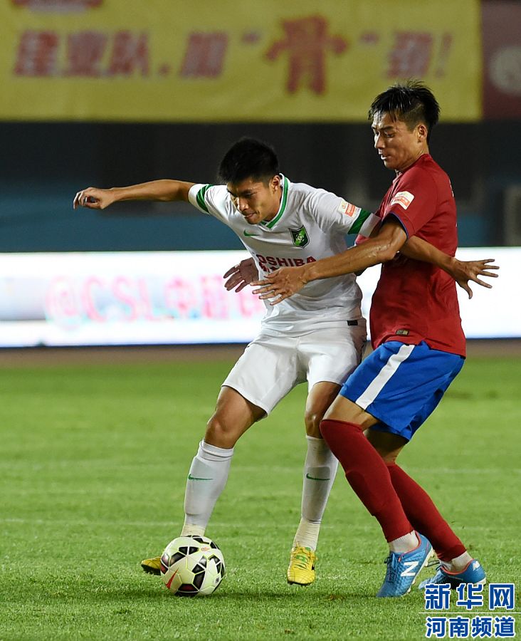 7月19日，杭州綠城隊球員黃希揚（左）在比賽中控球。