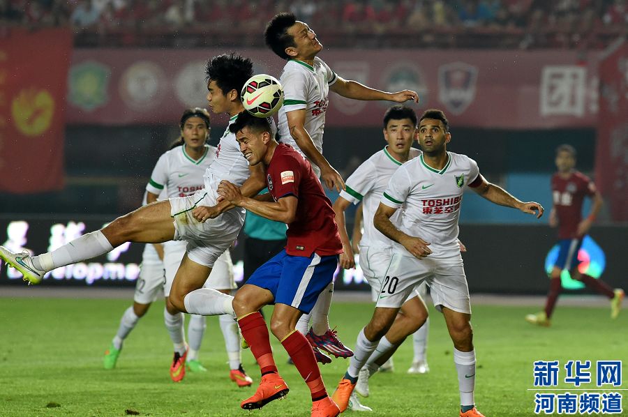 7月19日，河南建業(yè)隊球員哈維爾（前排左二）在比賽中與對手爭搶頭球。