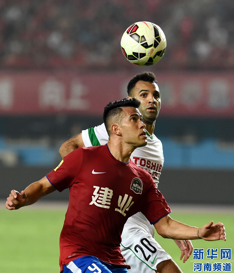 7月19日，河南建業(yè)隊球員哈維爾（前）在比賽中拼搶。
