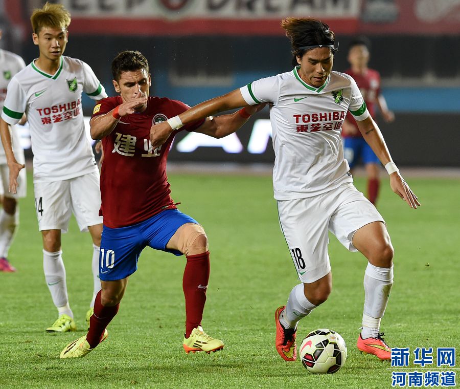 　7月19日，杭州綠城隊球員趙宇豪（右）在比賽中爭搶。