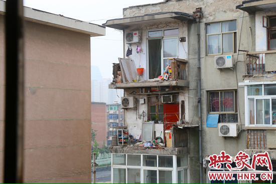 樓上多處陽臺出現(xiàn)裂縫，隨時有掉落危險