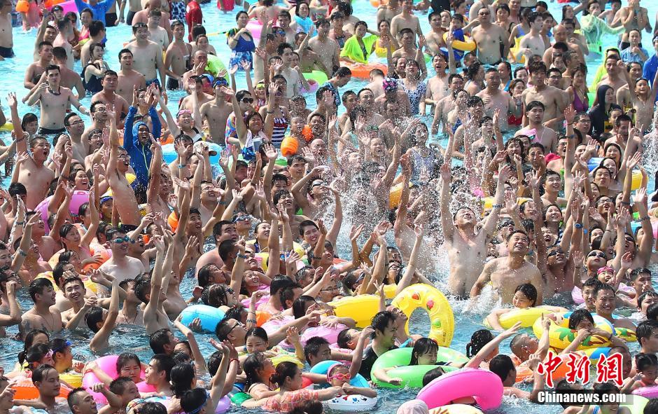 8月1日，民眾扎堆在南京湯山歡樂水魔方水上樂園戲水，享受“冰火兩重天”的涼爽和激情。連日來，中國大部分地區(qū)迎來高溫天氣。