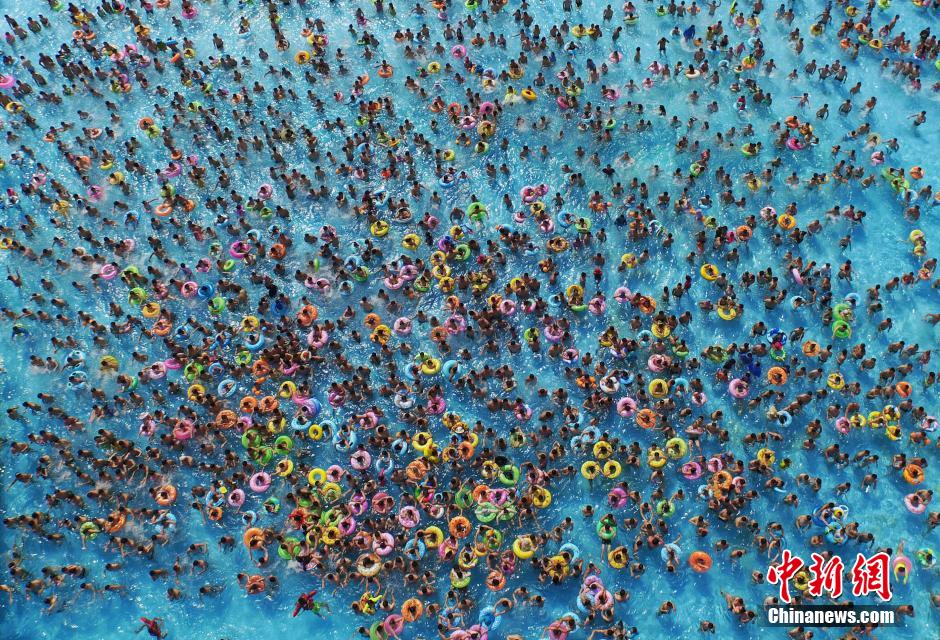 8月1日，民眾扎堆在南京湯山歡樂水魔方水上樂園戲水，享受“冰火兩重天”的涼爽和激情。連日來，中國大部分地區(qū)迎來高溫天氣。