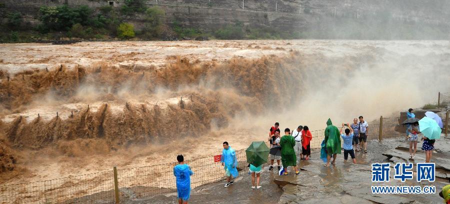 8月2日，游客在山西吉縣黃河壺口瀑布景區(qū)游覽觀瀑。