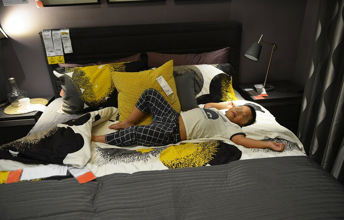 8月4日，杭州，“蹭涼族”在宜家杭州店的沙發(fā)或床鋪上休息。