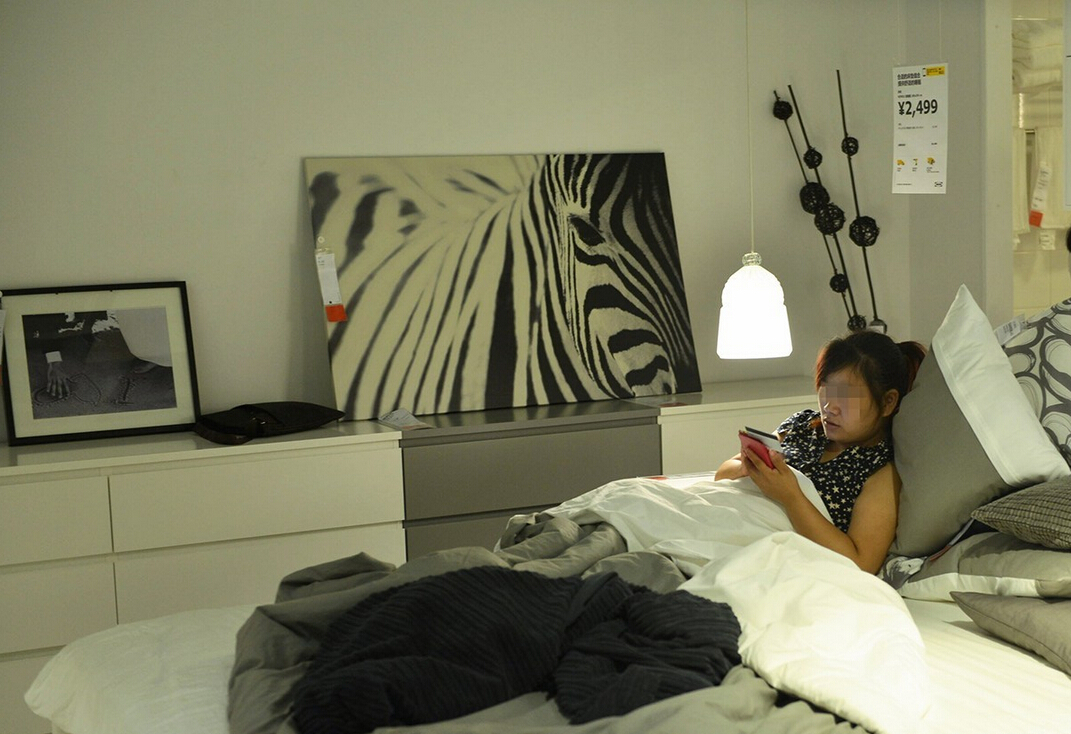 8月4日，杭州，“蹭涼族”在宜家杭州店的沙發(fā)或床鋪上休息。