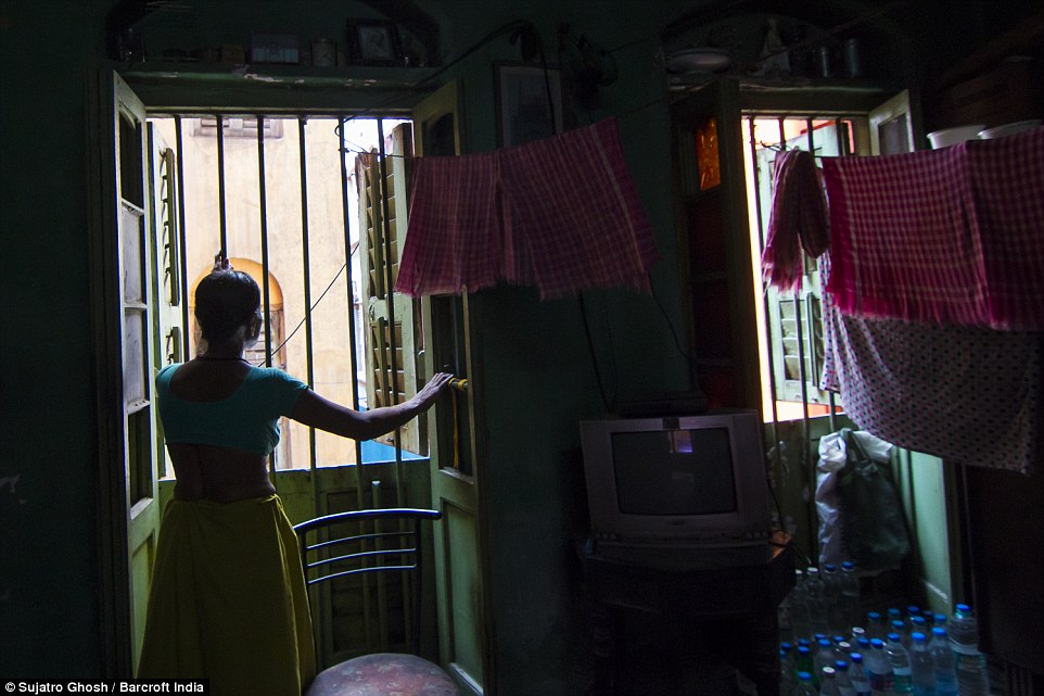 72歲的Maya Banarjee說：“我已經(jīng)太老了，但是我不會離開。”