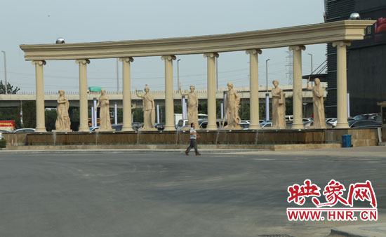 在這個(gè)“凱旋門”前是一處噴泉景觀。