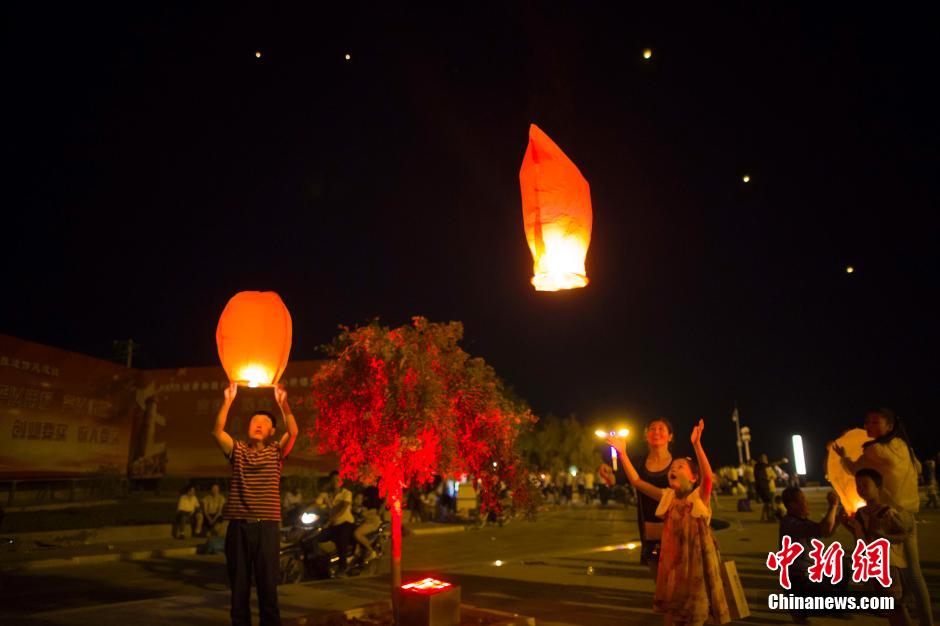 民眾燃起孔明燈助興。 張?jiān)?攝