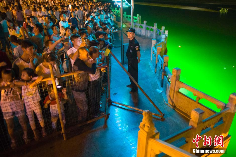 特警為河燈節(jié)保駕護(hù)航。 張?jiān)?攝