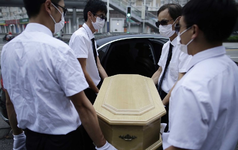 上海，花床、木棺、挽聯，在上海市閔行區(qū)一處私密的悼念室內，一場小型追悼儀式正在舉行。