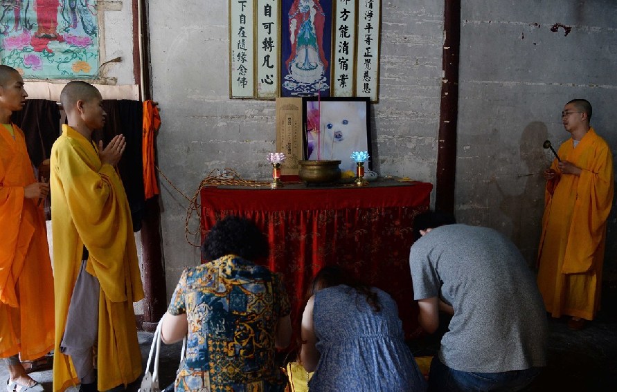 寺廟的僧人們在為寵物狗做超度。