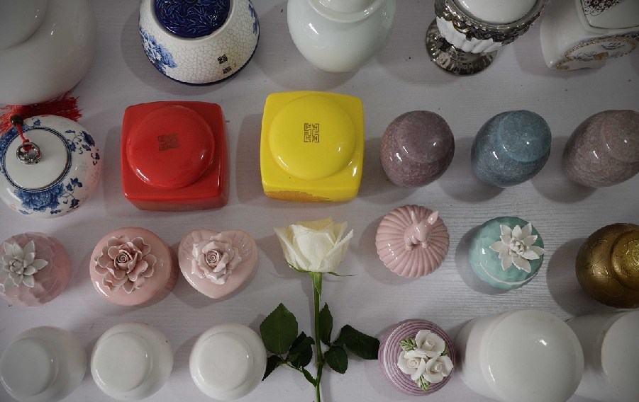 各種陶瓷罐是用來裝寵物骨灰的。