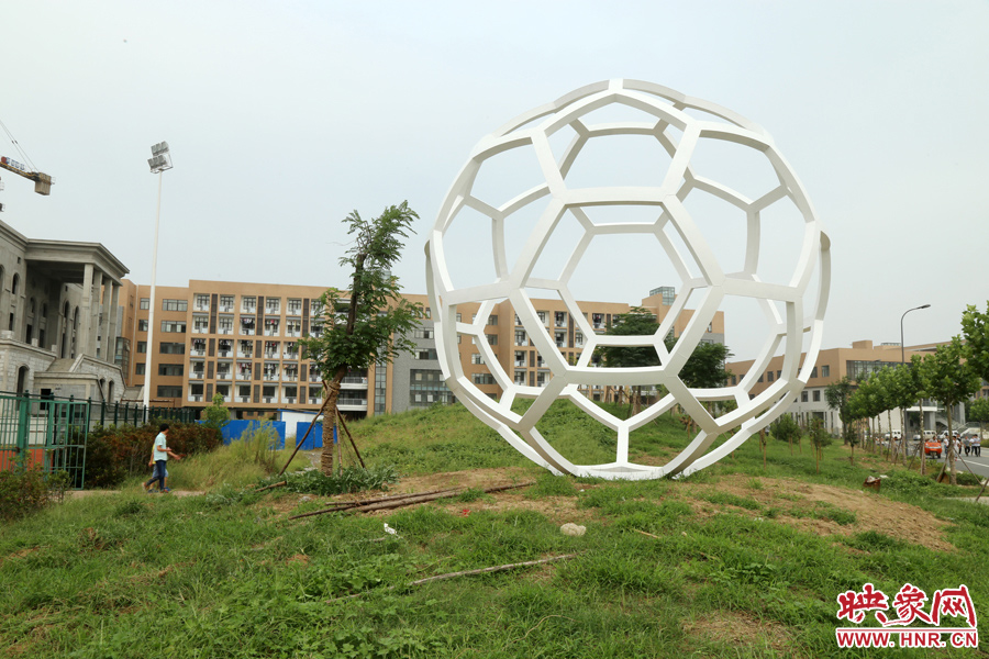 這是一座多邊形曲面藝術品，直徑約6米，剛剛建成，目前還沒有命名。