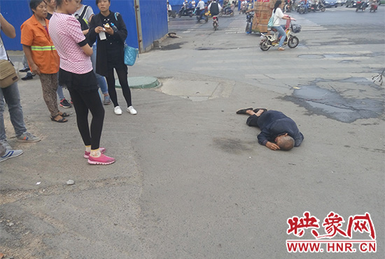 老人倒地后無人敢扶，過路市民拍照作證。