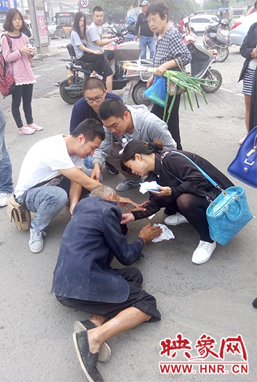 一些愛心市民在撥打了110和120后，上前給老人擦臉上的血跡。