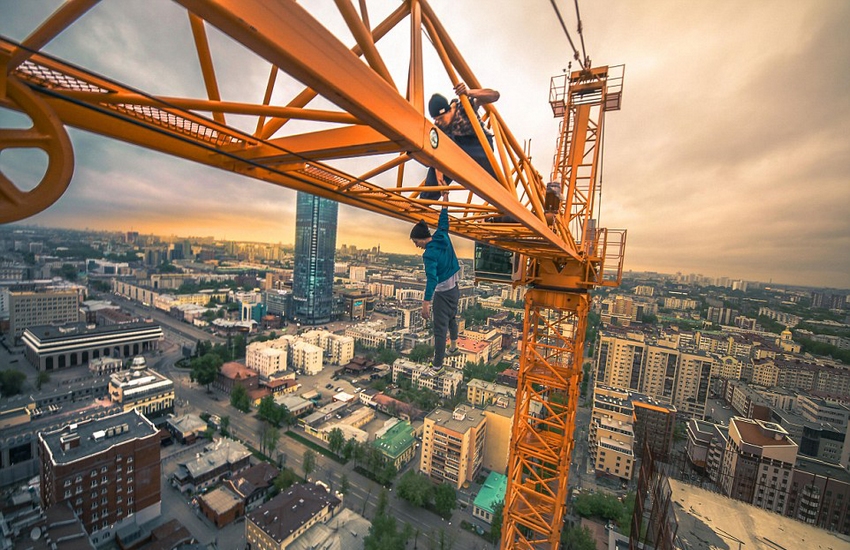恐高癥慎入！俄羅斯小伙高空跑酷炫特技驚險萬分