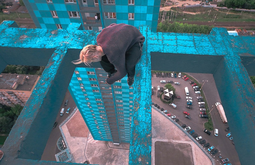 恐高癥慎入！俄羅斯小伙高空跑酷炫特技驚險萬分