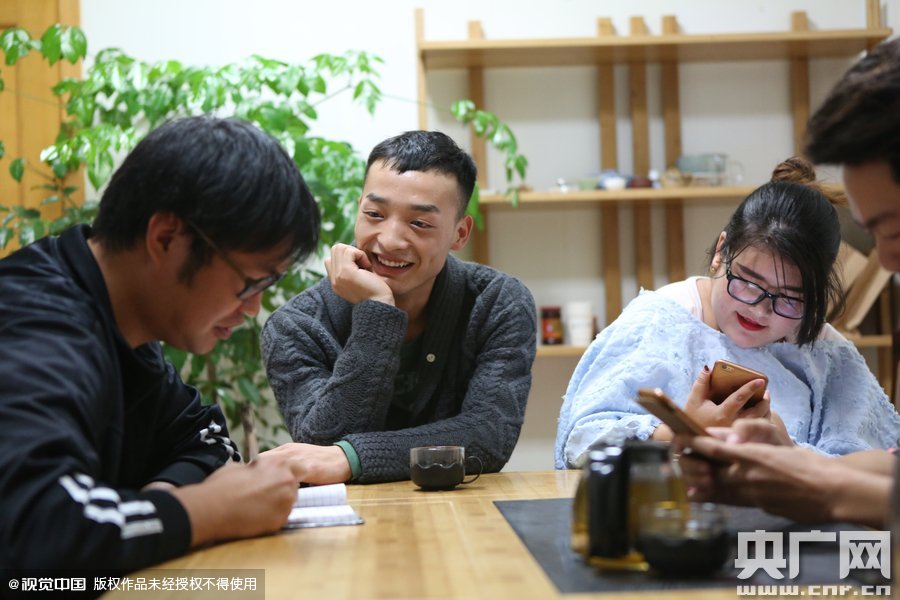 網(wǎng)絡(luò)紅人葉良辰現(xiàn)身浙江臺(tái)州，接受記者的專訪。