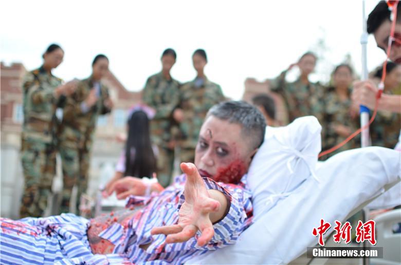 該校院長(zhǎng)也參與其中，與學(xué)生共同嗨翻校園。 何浠 攝