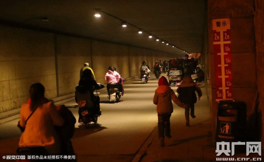 寫完作業(yè)，小一航與鄰居的小伙伴在大橋下玩耍。