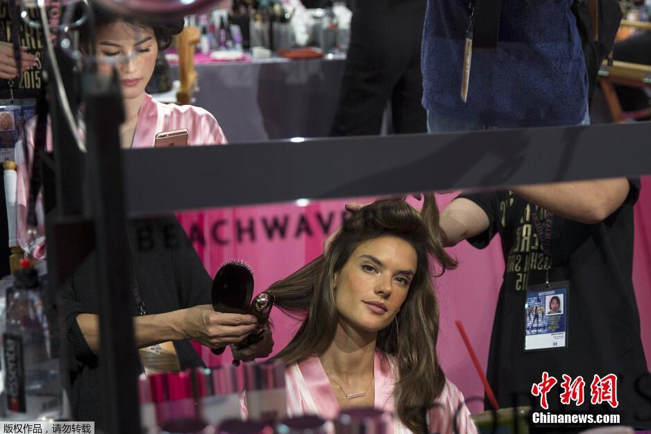 當?shù)貢r間11月10日，2015維多利亞的秘密年度內衣秀在紐約上演，模特在后臺緊張地準備中。