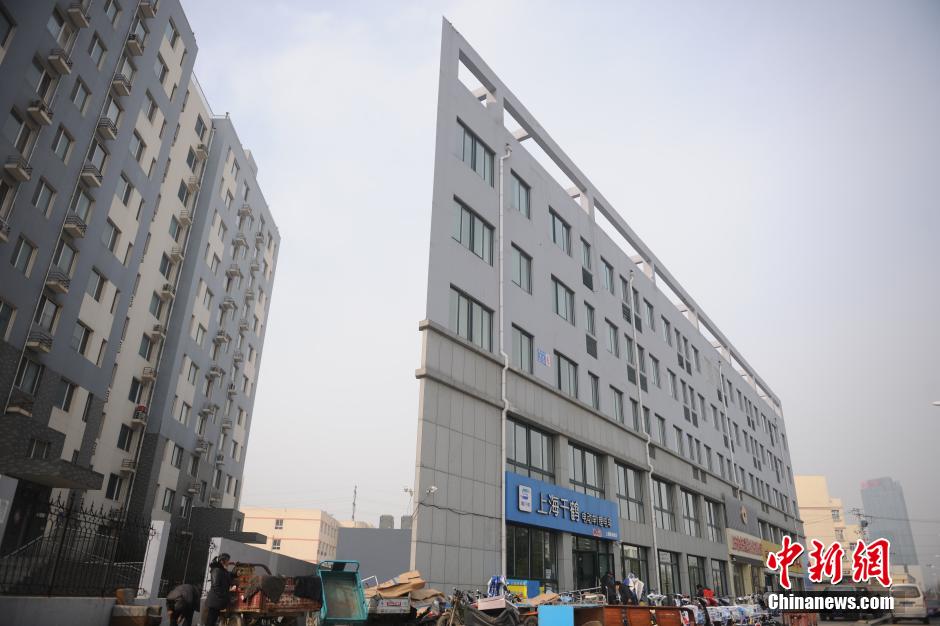 濟(jì)南一高樓酷似“紙片樓” 濟(jì)南一高樓酷似“紙片樓”