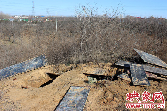 這次被盜的是位于北側的叔齊墓，墓塚上面有兩個盜洞，有十多米深。