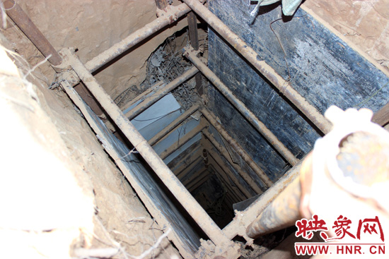 走上叔齊墓的頂端，可以清晰看到兩個沒有填土的坑洞，洞內(nèi)的四周從上往下放置著腳手架，深不見底。