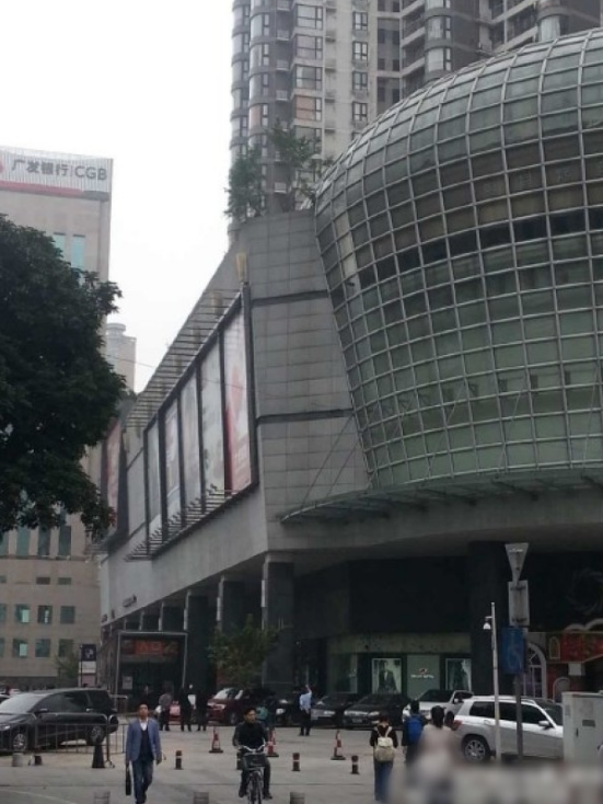 一輛停在停車位上的寶馬轎車，被墜落的樹枝砸中，樹枝徑直插入車內(nèi)，現(xiàn)場(chǎng)引發(fā)不少市民圍觀拍照。