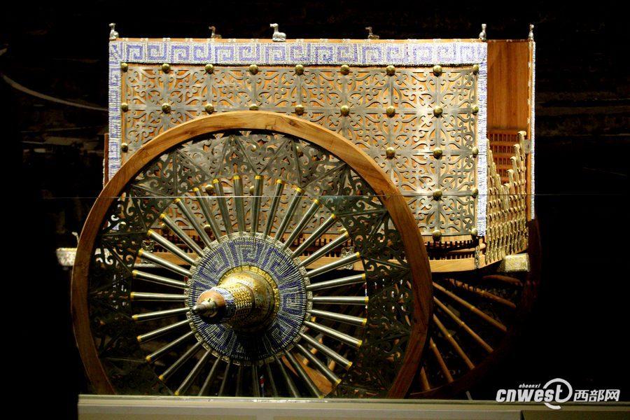 1月7日，甘肅省考古研究所所長王輝向人們介紹花了200萬元復(fù)制的禮儀車輛。