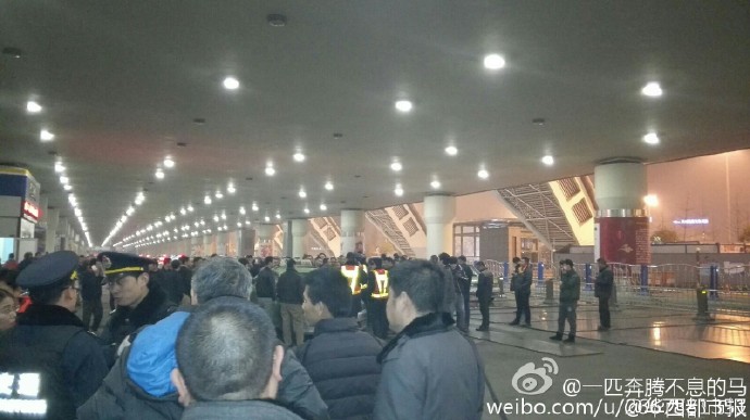 據(jù)現(xiàn)場網(wǎng)友表示：交警和出租車司機(jī)吵了起來。