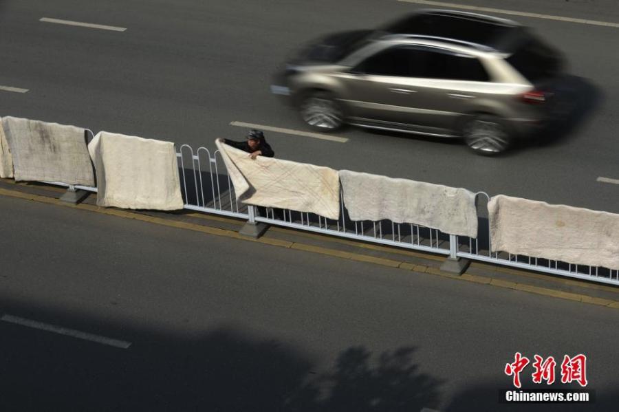 湖南長(zhǎng)沙市民曬被“占領(lǐng)”馬路 湖南長(zhǎng)沙市民曬被“占領(lǐng)”馬路