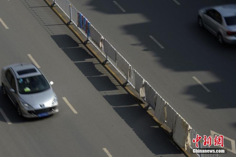 湖南長(zhǎng)沙市民曬被“占領(lǐng)”馬路 湖南長(zhǎng)沙市民曬被“占領(lǐng)”馬路