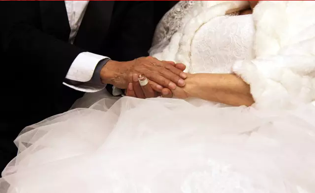 情人節(jié)最溫暖告白！84歲老人包下整樓示愛老伴