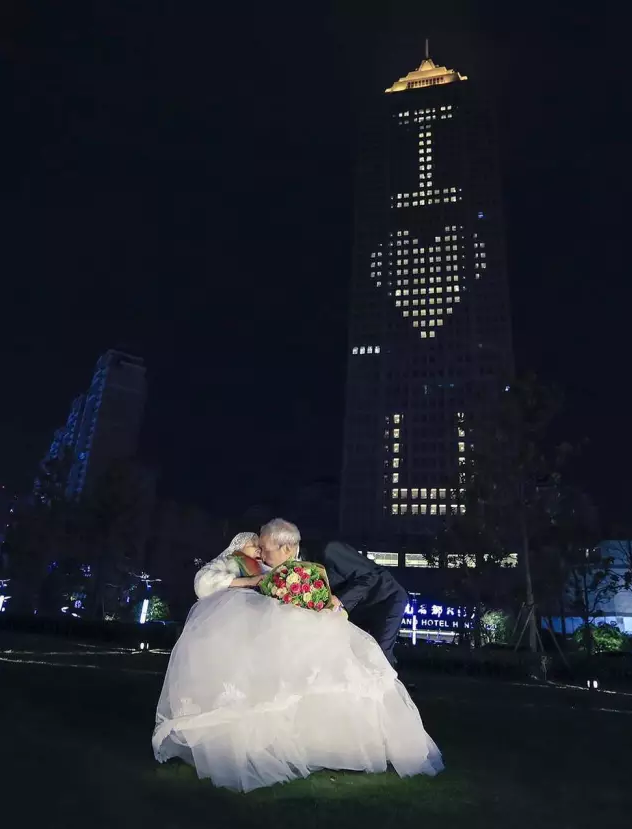 情人節(jié)最溫暖告白！84歲老人包下整樓示愛老伴