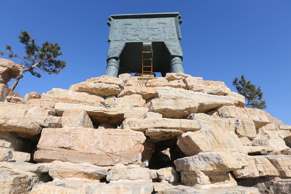 鄭州河邊建十米高銅鼎無防護(hù) 網(wǎng)友:不怕淹了？