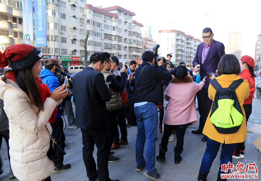 “亞洲第一巨人”張歡身高2.38米，在人群中非常出眾。