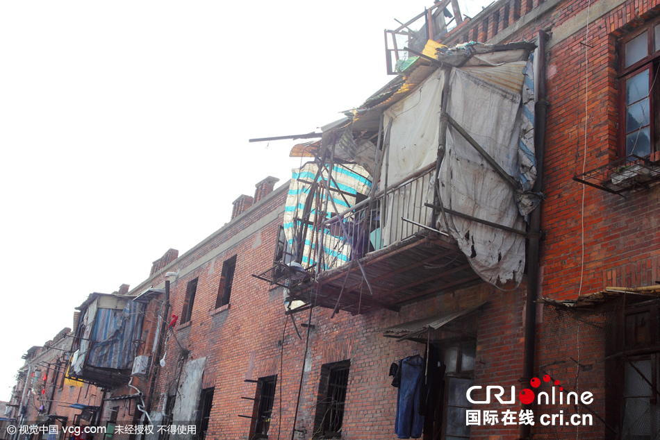 武漢一宿舍樓墻外懸掛“空中樓閣”20余年 武漢一宿舍樓墻外懸掛“空中樓閣”20余年