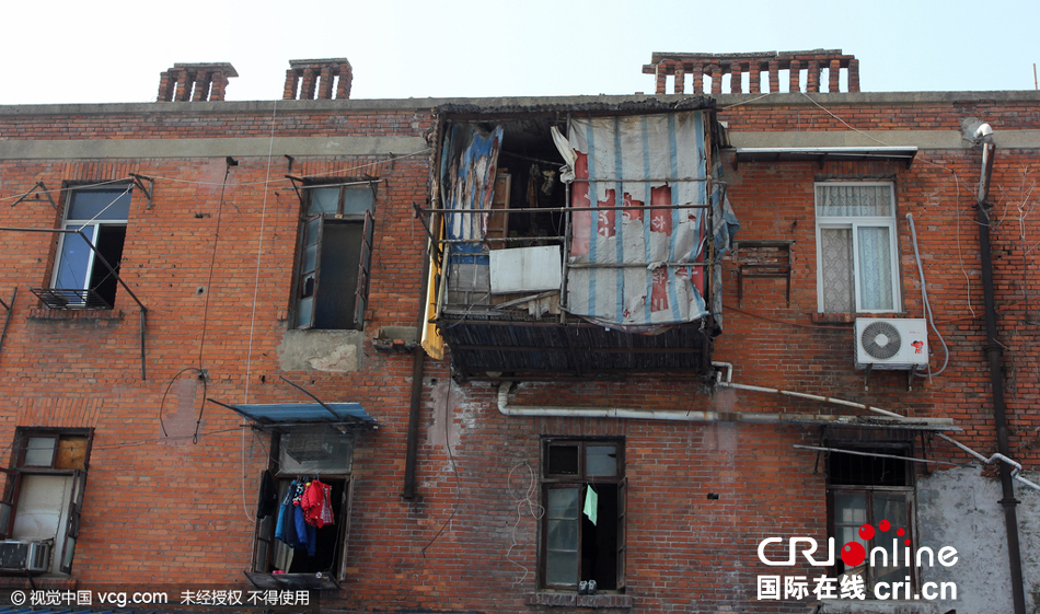 武漢一宿舍樓墻外懸掛“空中樓閣”20余年 武漢一宿舍樓墻外懸掛“空中樓閣”20余年