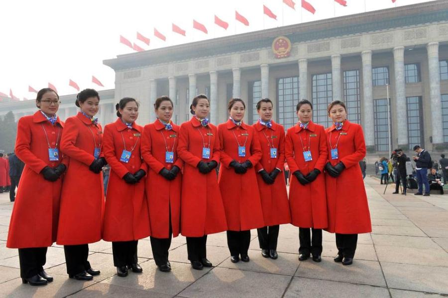 全國(guó)兩會(huì)美女禮儀齊穿“中國(guó)紅”吸睛 全國(guó)兩會(huì)美女禮儀齊穿“中國(guó)紅”吸睛