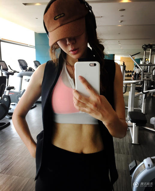 周韋彤曬出性感健身照。