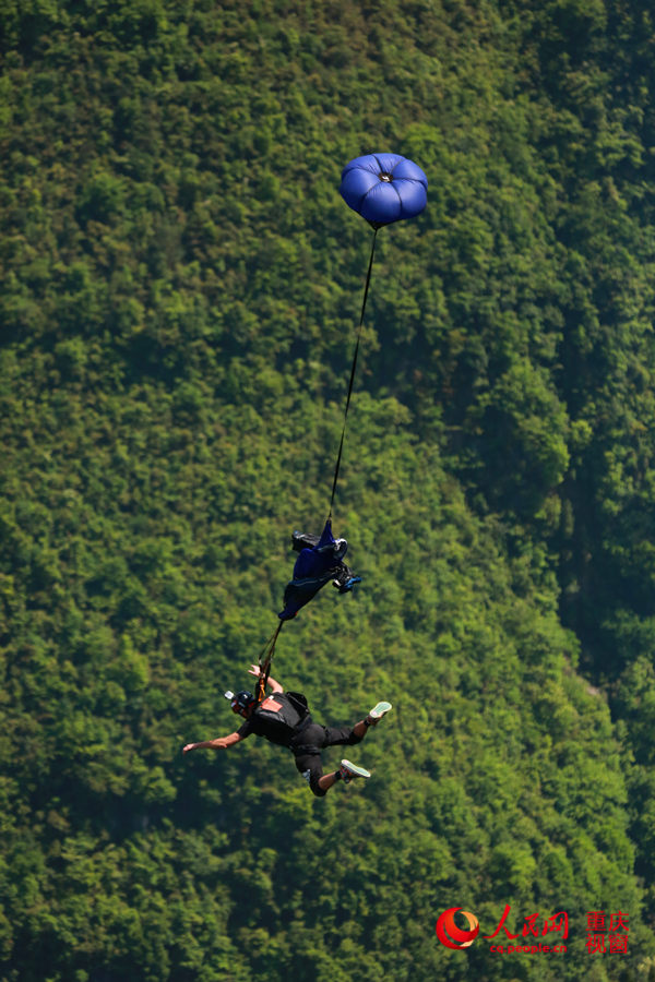 28日，2016世界低空跳傘大賽在重慶云陽龍缸景區(qū)正式開賽。圖為選手角逐中。劉政寧 攝