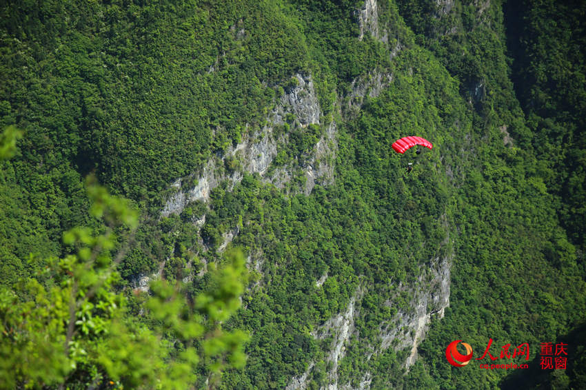 28日，2016世界低空跳傘大賽在重慶云陽龍缸景區(qū)正式開賽。圖為選手角逐中。劉政寧 攝