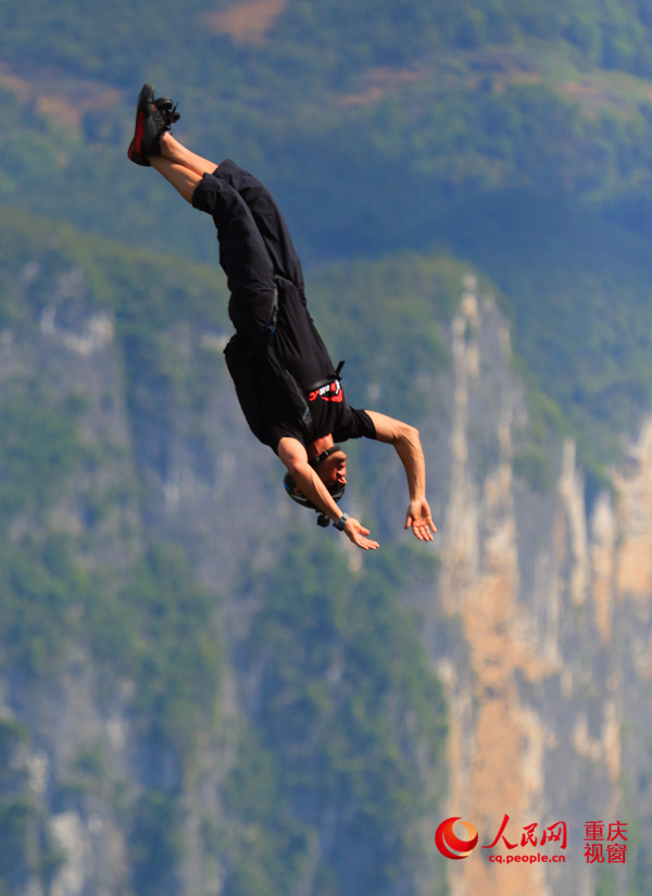 28日，2016世界低空跳傘大賽在重慶云陽龍缸景區(qū)正式開賽。圖為選手角逐中。劉政寧 攝