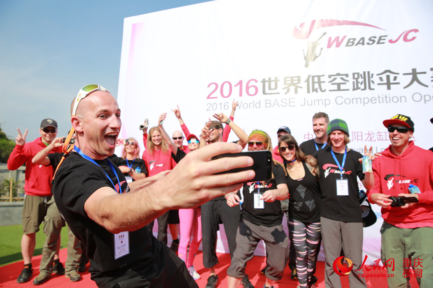 28日，2016世界低空跳傘大賽在重慶云陽龍缸景區(qū)正式開賽。圖為選手角逐中。劉政寧 攝