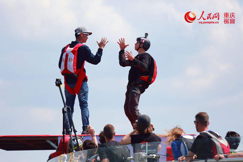 28日，2016世界低空跳傘大賽在重慶云陽龍缸景區(qū)正式開賽。圖為選手角逐中。劉政寧 攝