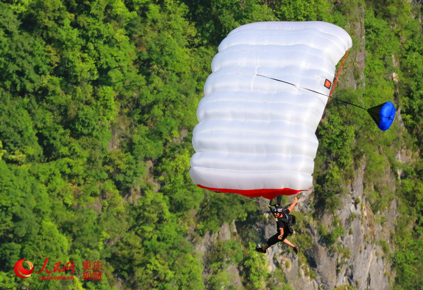 28日，2016世界低空跳傘大賽在重慶云陽龍缸景區(qū)正式開賽。圖為選手角逐中。劉政寧 攝
