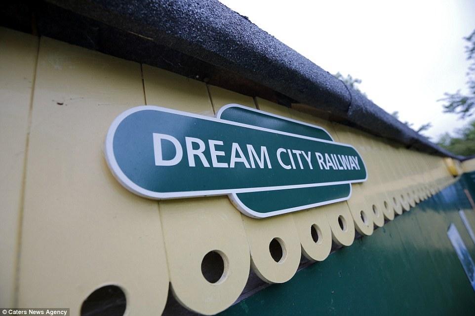 英國(guó)老人20年打造300平米“火車樂園” 耗資25萬英鎊