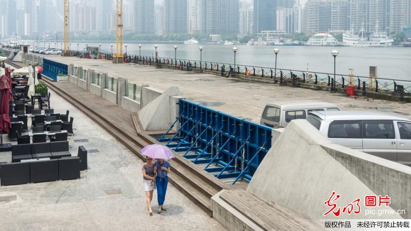 “抗洪神器”現(xiàn)身外灘 專家稱安全過(guò)關(guān)暫不擴(kuò)建